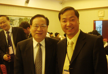 中國科學(xué)院院士、時(shí)任清華大學(xué)校長顧秉林與郭宏新董事長親切合影