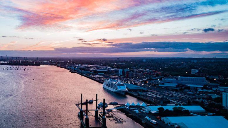 中圣碼頭：中圣科技投資新建公用大件碼頭，位于揚州市儀征港區(qū)，最大起吊能力2000t，可停靠最大20000t貨滾船，適用于大型設(shè)備的吊裝和運輸